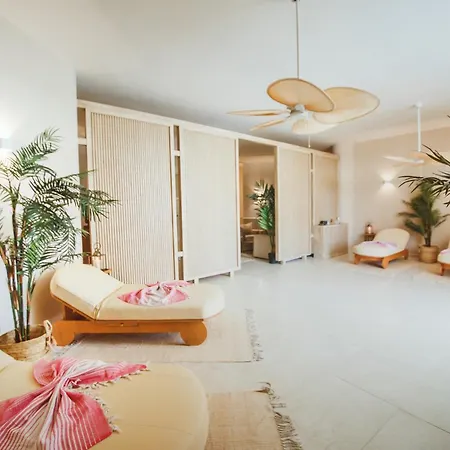 Superior One Bedroom In Caesar & Spa, Long アパート