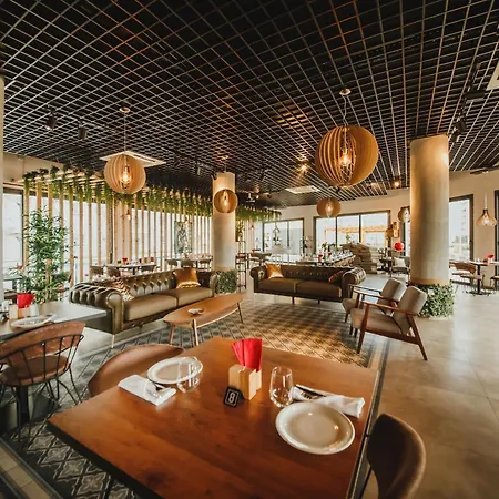 Superior One Bedroom In Caesar & Spa, Long 아파트