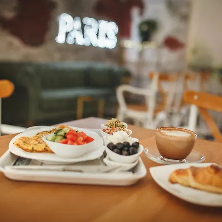 Superior One Bedroom In Caesar & Spa, Long 아파트